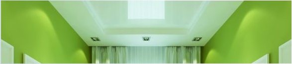 Wohnraum mit heller Spanndecke und indirekter LED-Beleuchtung